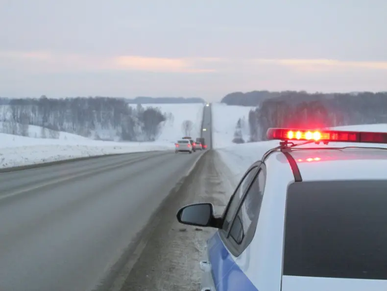 Приволжские автоинспекторы напоминают об опасности выезда на полосу встречного движения в зимних условиях.